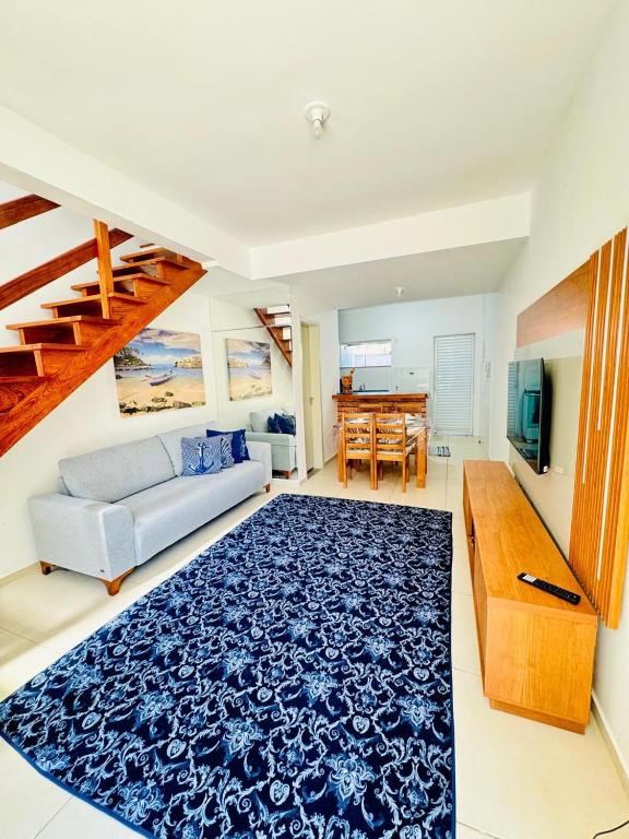 ein Wohnzimmer mit Sofa und Tisch in der Unterkunft Casa brisa do mar in Arraial do Cabo