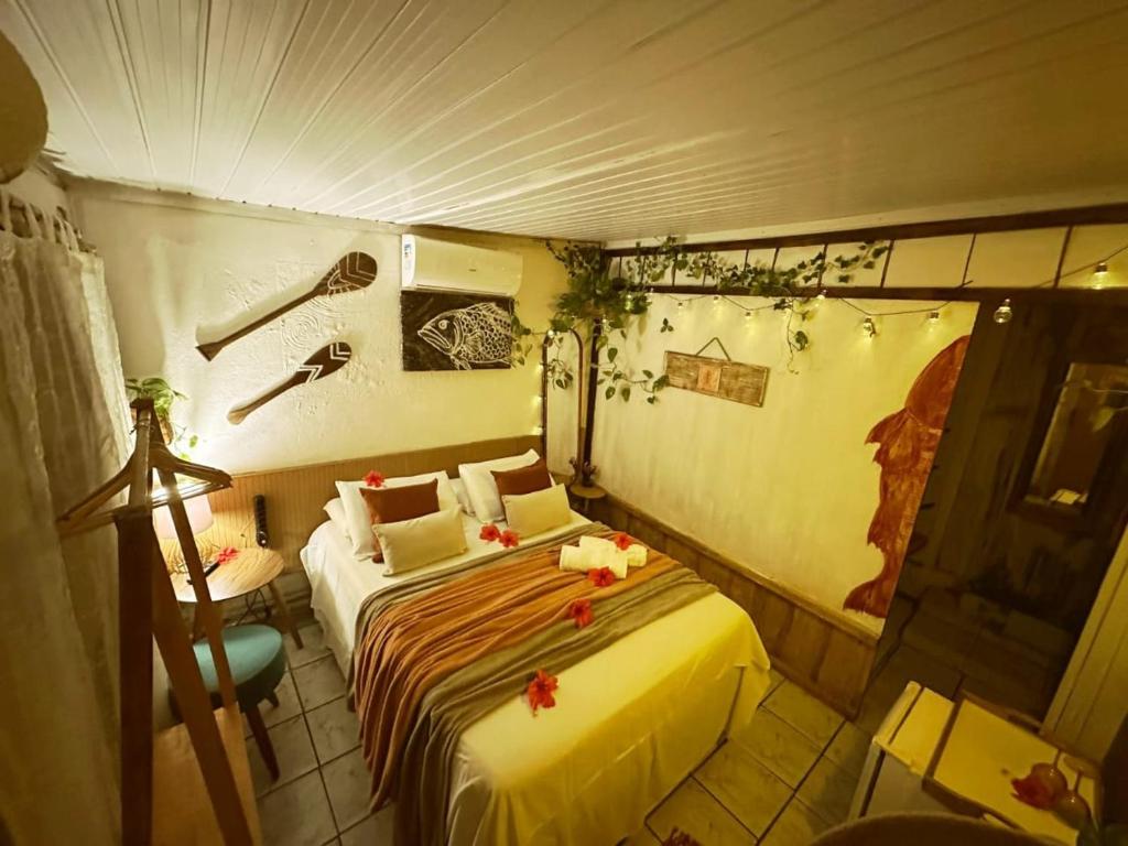 a bedroom with a bed and a desk with a lamp at Casa de Mirtes in Fernando de Noronha