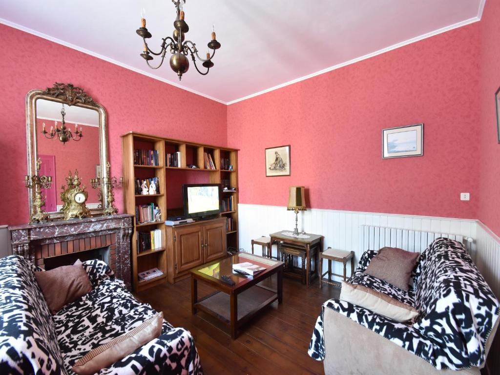 un salon avec un canapé et un miroir dans l'établissement Mansion in Martigny with Heated Pool & Vineyards, cleaning included, à Martigny-le-Comte