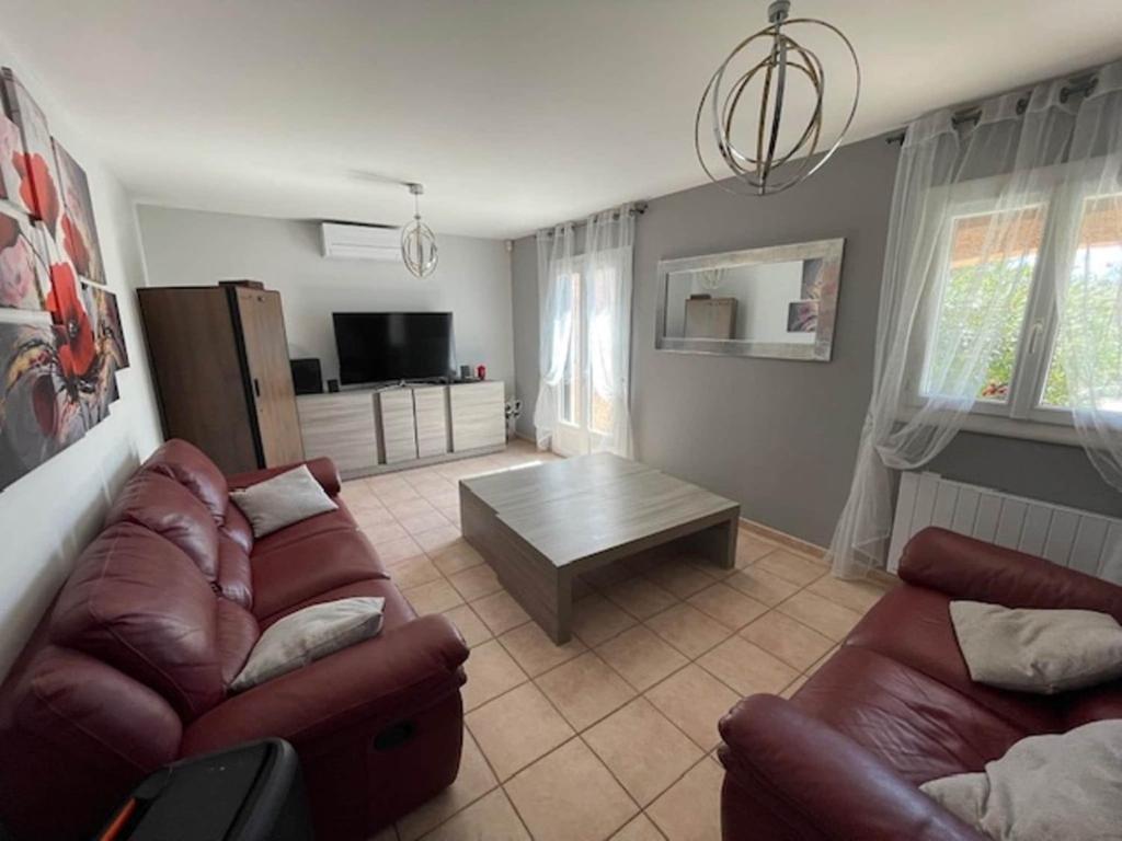 un salon avec un canapé et une table basse dans l'établissement Villa in Vidauban with Pool & Vineyards Nearby, cleaning included, à Vidauban