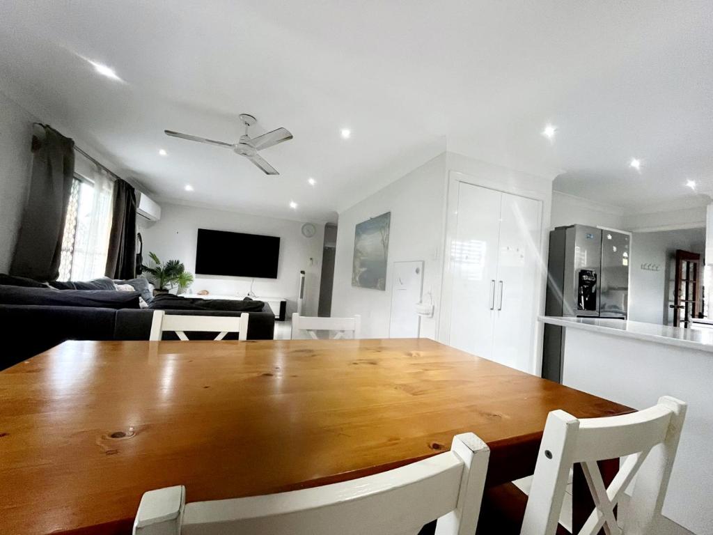 TV a/nebo společenská místnost v ubytování 3-Bedroom House in Central Hervey Bay
