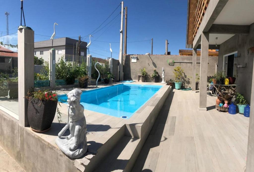 Πισίνα στο ή κοντά στο Casa terréa Azul da Ilha 550m da praia