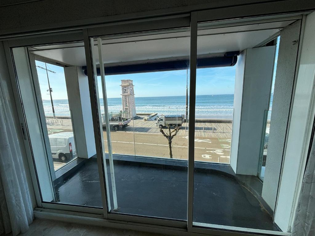 Cette chambre offre une vue sur la plage depuis sa fenêtre. dans l'établissement Appartement T2 avec balcon et vue mer, 1er étage, ascenseur, TV, cuisine équipée - FR-1-197-466, à Les Sables-dʼOlonne
