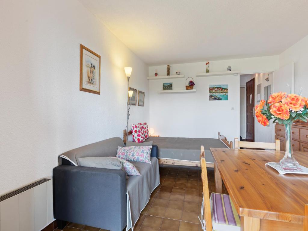 un salon avec un canapé et une table dans l'établissement Apartment in Agay near the Beach, cleaning included, à Saint-Raphaël