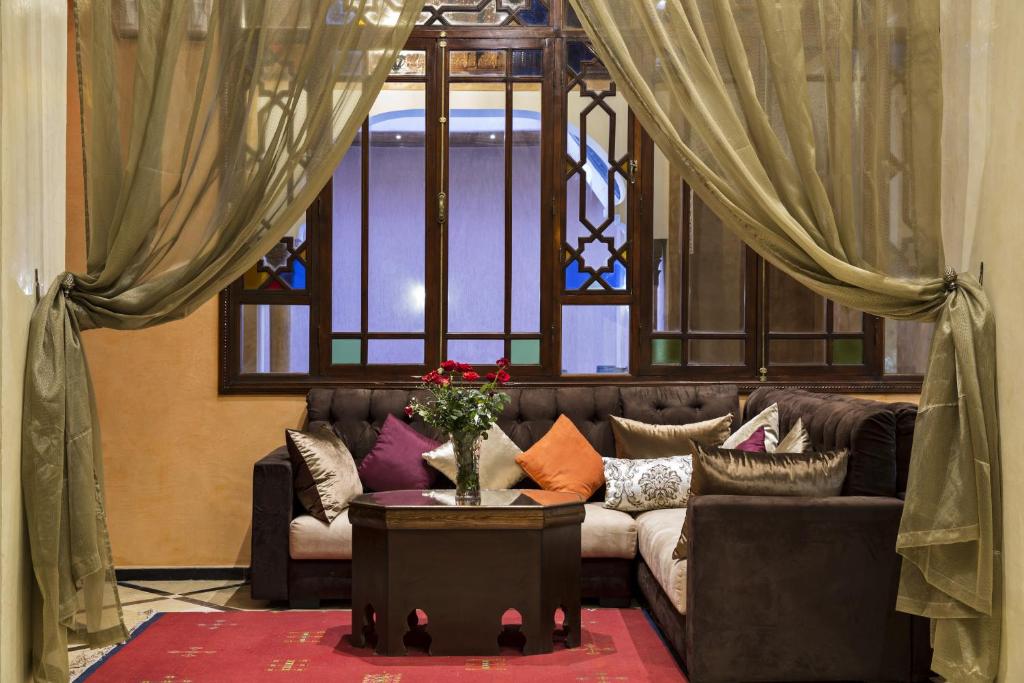 sala de estar con sofá y ventana en Marrakech House, en Marrakech