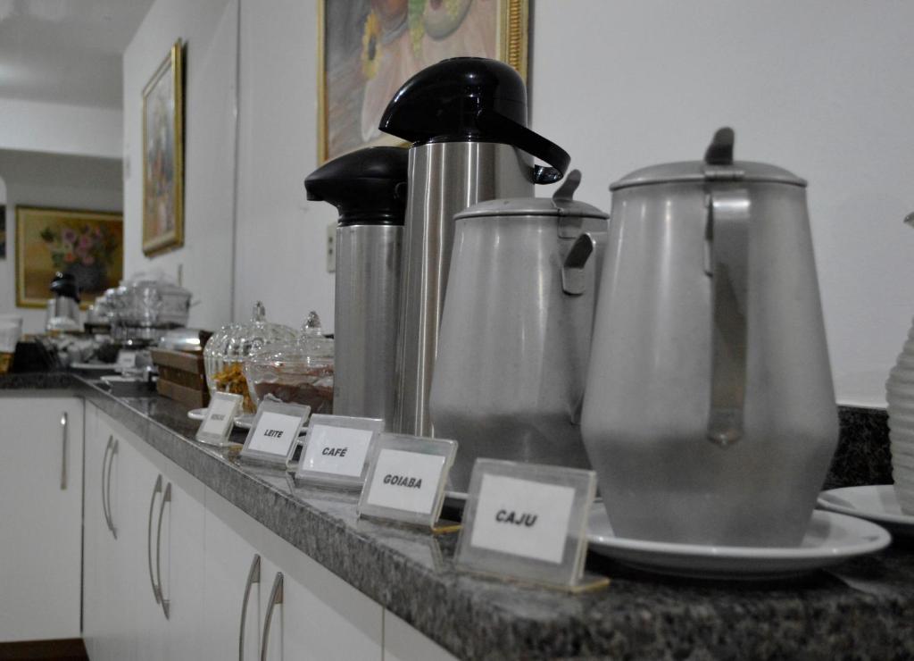 Příslušenství pro přípravu čaje a kávy v ubytování Richard Hotel