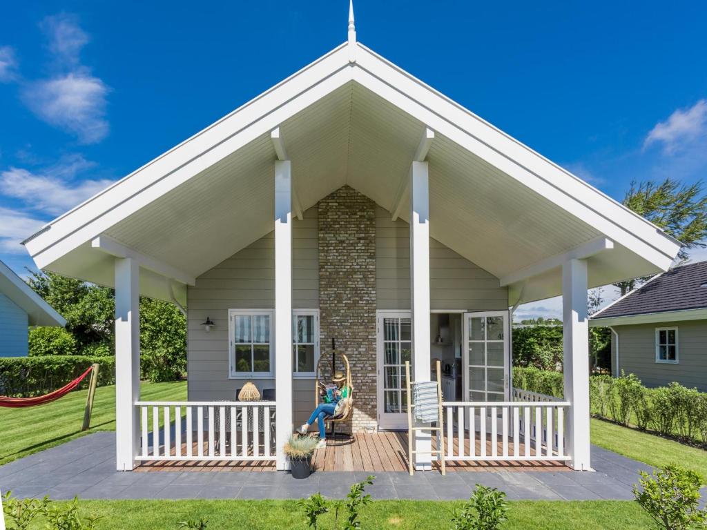 Casa con porche con columpio en Bungalow near Dutch Coast & Forest, en Noordwijk