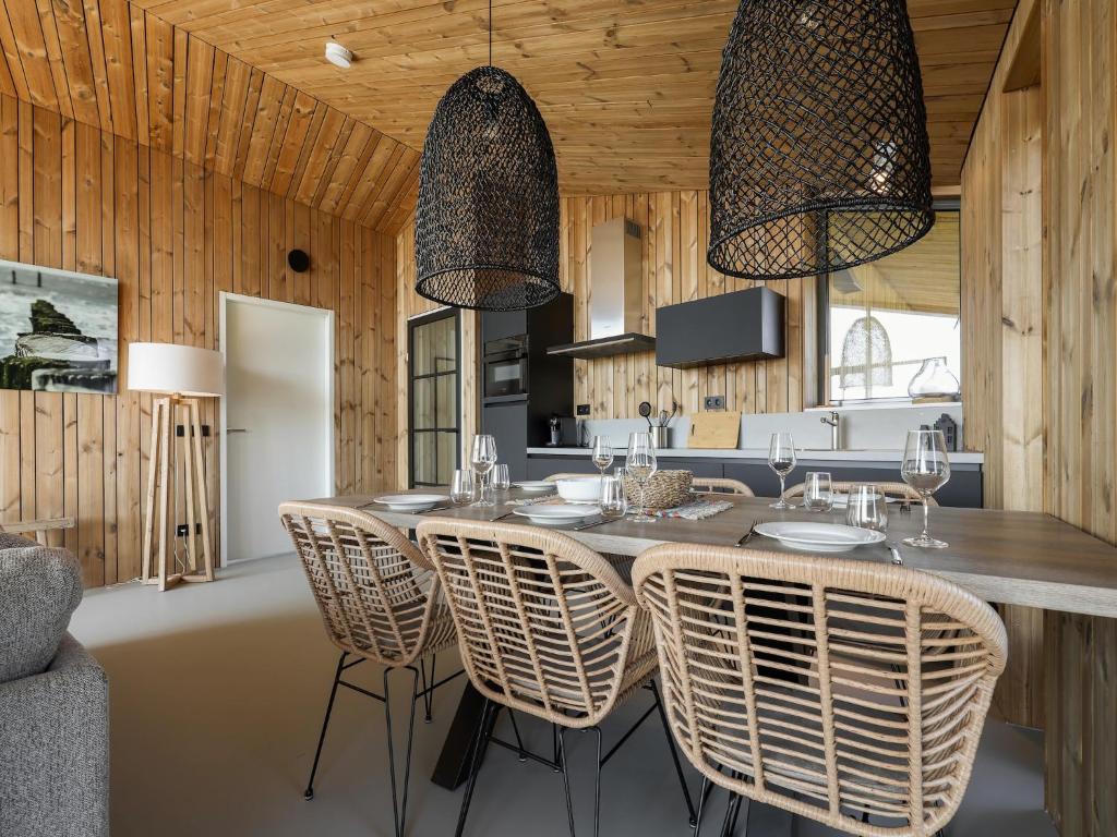 Charming holiday home overlooking lake cleaning included Wissenkerke