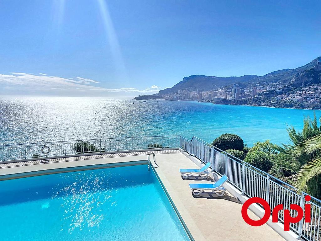 une piscine avec vue sur l'eau dans l'établissement Luxueux appartement avec piscine, climatisation, et WIFI, à 5 min de Monaco - FR-1-647-44, à Roquebrune-Cap-Martin