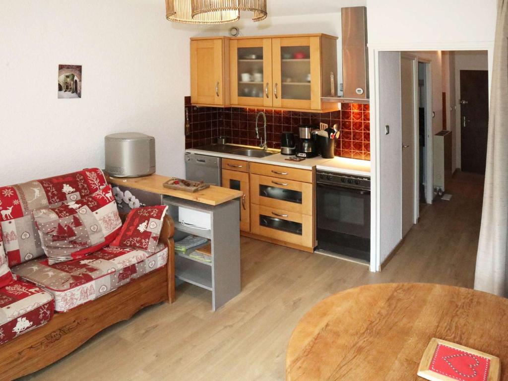 un salon avec un canapé et une cuisine dans l'établissement Studio 5 pers à 150m des pistes, animaux admis - FR-1-322-671, aux Orres