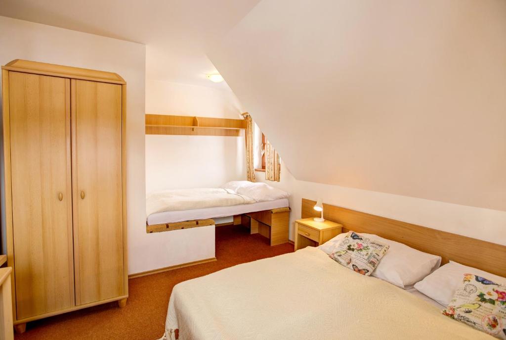 Postel nebo postele na pokoji v ubytování Hotel Koliba Greta