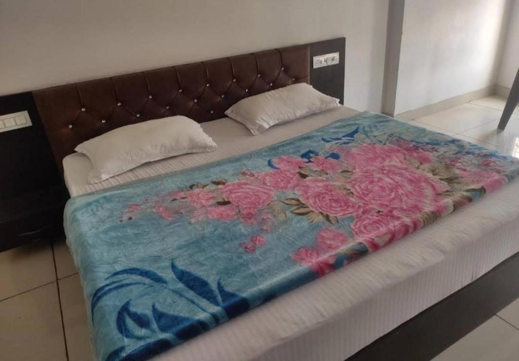 Postel nebo postele na pokoji v ubytování Hotel Satya Narayan