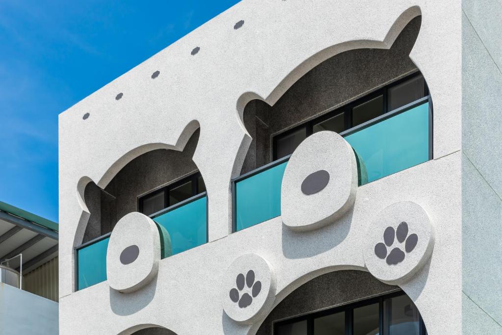 a facade of a building with a dog head on it at 北極熊旅店 in Xiaoliuqiu