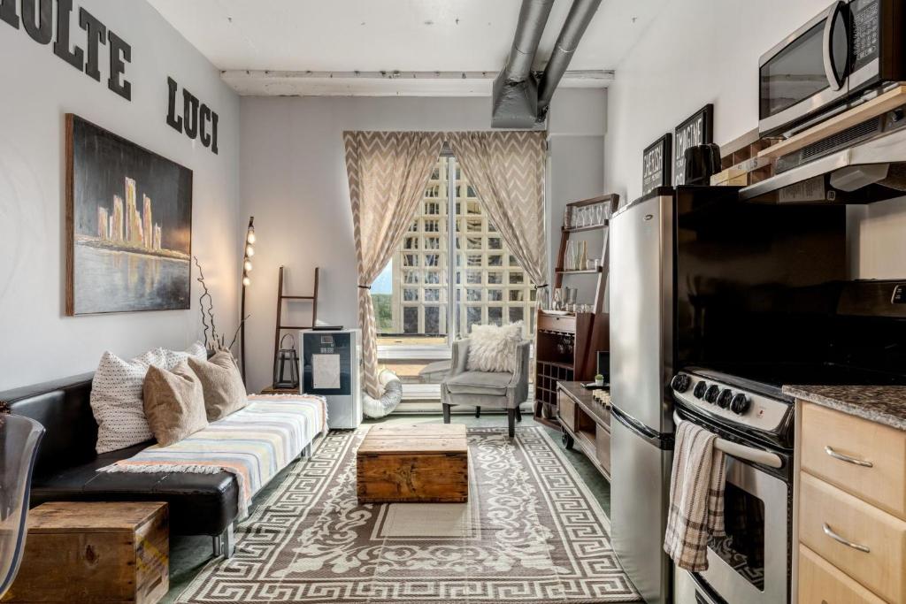 Nhà bếp/bếp nhỏ tại 2 Full Beds, Free Parking Underground Heated, Rogers Place, 1 Bedroom Condo Downtown Central