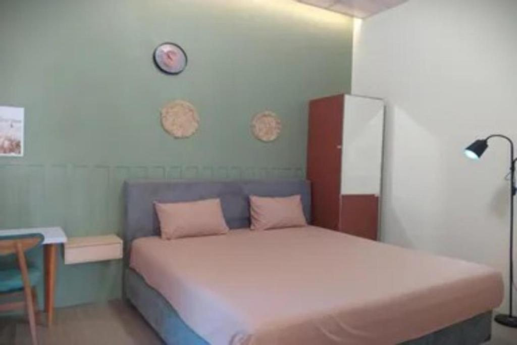 Postel nebo postele na pokoji v ubytování Satoe Atap Rooms