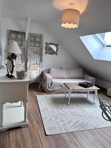 un salon avec un canapé et une table dans l'établissement Cabello - Vannes centre 2 personnes St Patern, à Vannes