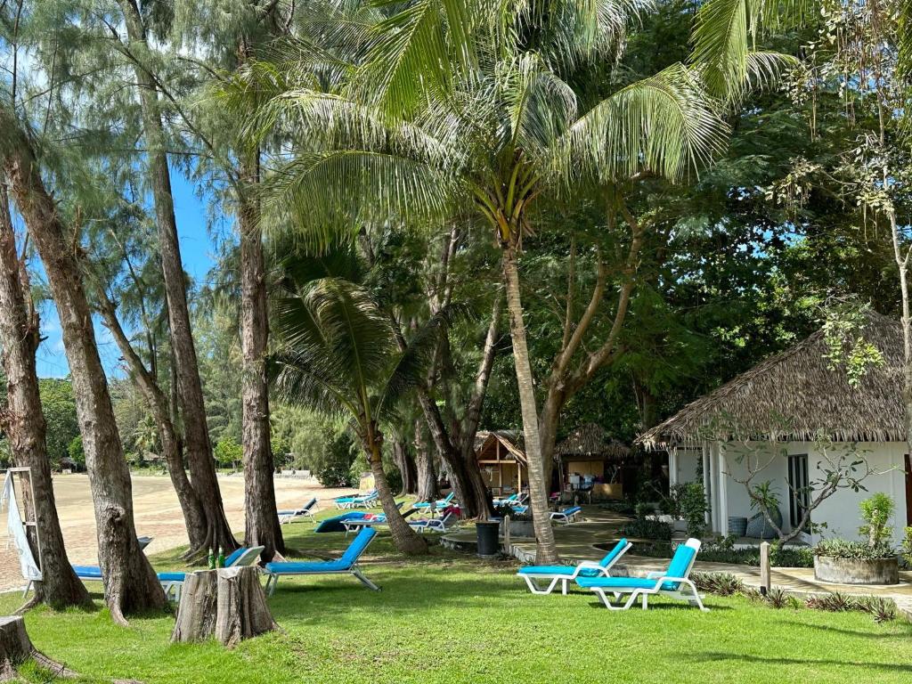 Ein Garten an der Unterkunft Twin Bay Resort Koh Lanta