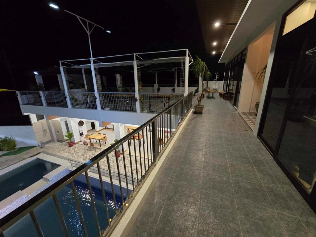 Bazén v ubytování The Elizabeth Bay Hotspring Villa nebo v jeho okolí