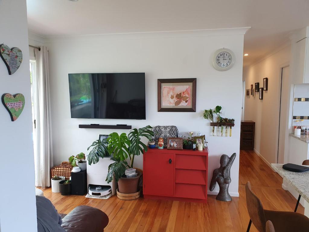 TV a/nebo společenská místnost v ubytování Otumoetai Shared Family Home - Sherwood Food Forest, New Zealand