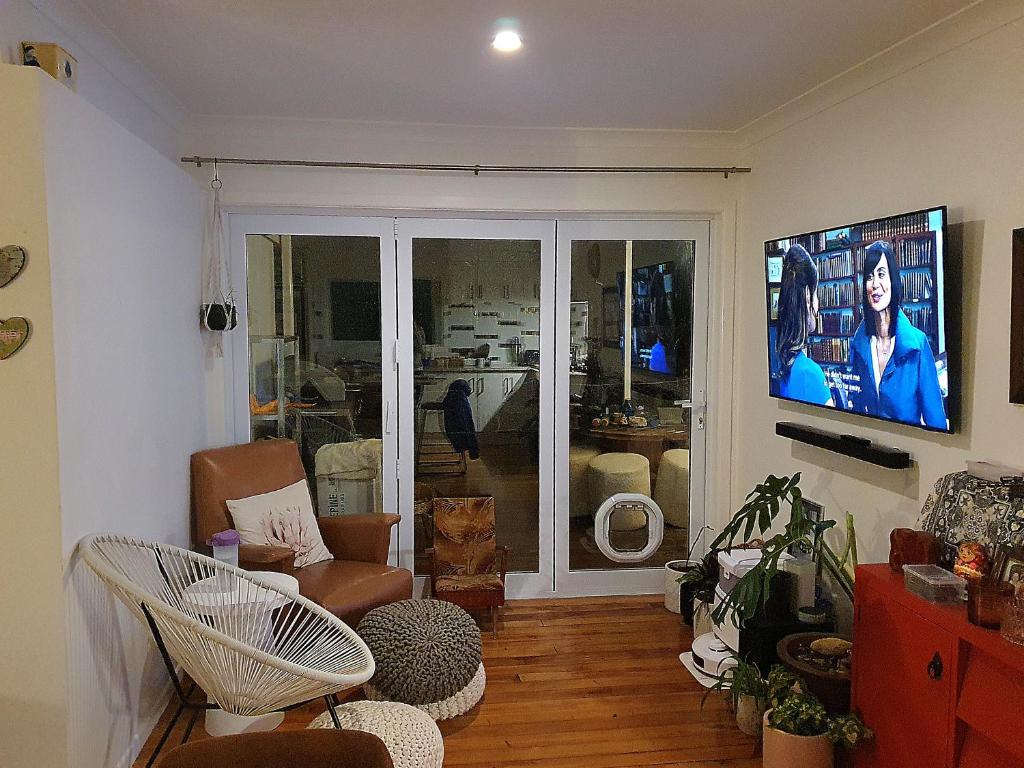 TV a/nebo společenská místnost v ubytování Otumoetai Shared Family Home - Sherwood Food Forest, New Zealand
