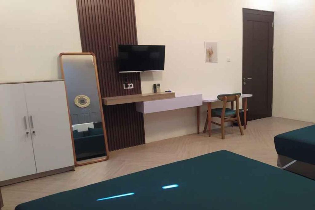 TV a/nebo společenská místnost v ubytování Satoe Atap Rooms