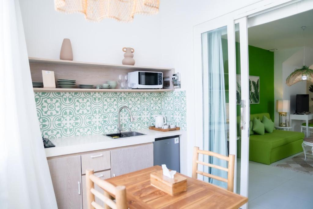 Kuchyň nebo kuchyňský kout v ubytování Antana Hotel