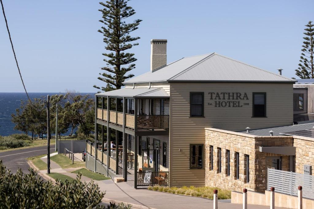 塔斯拉Tathra Hotel & Motel的一栋建筑，上面写着“卡特琳娜酒店”