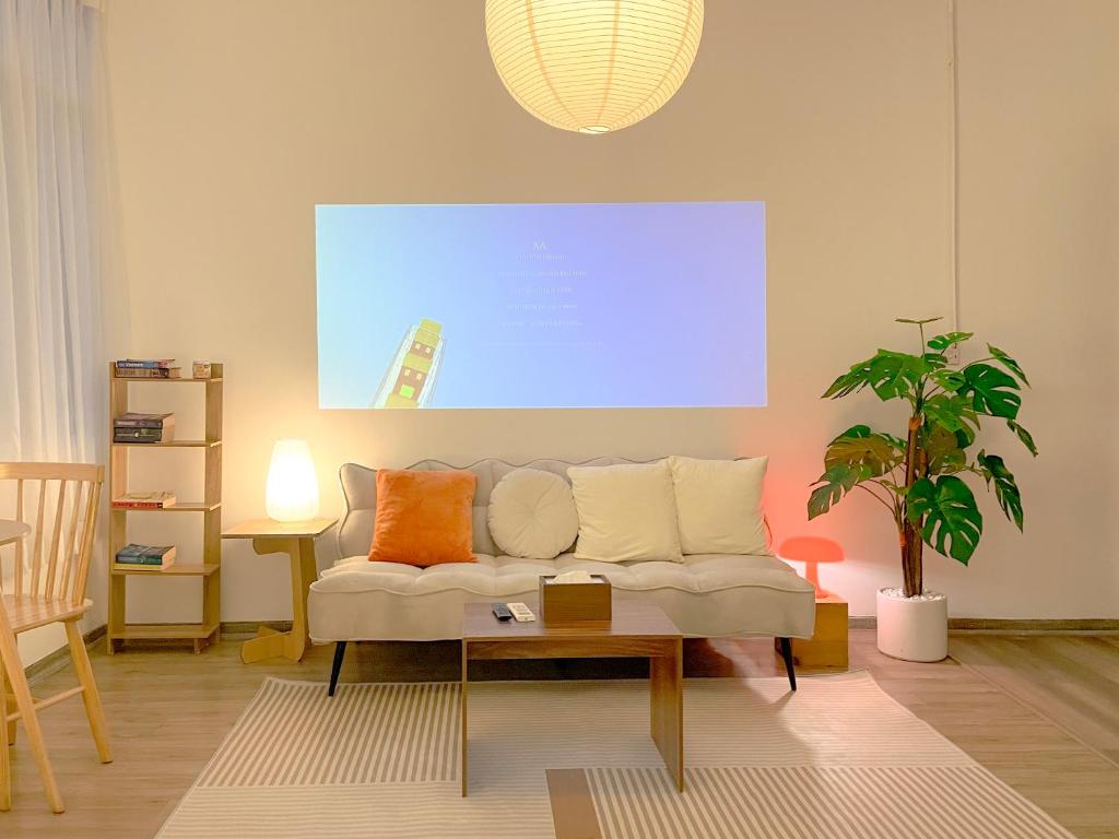 ハノイにあるNhiên House 2 Old Quarter 2nd floorのソファとテーブルのあるリビングルーム