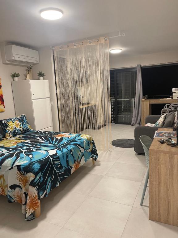 Katil atau katil-katil dalam bilik di Papeete studio Keahaia