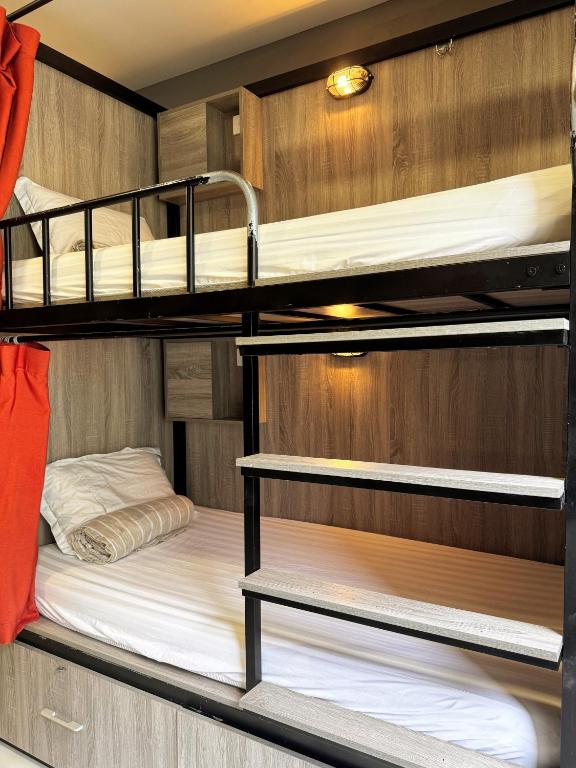 Voodi või voodid majutusasutuse Base Backpackers toas