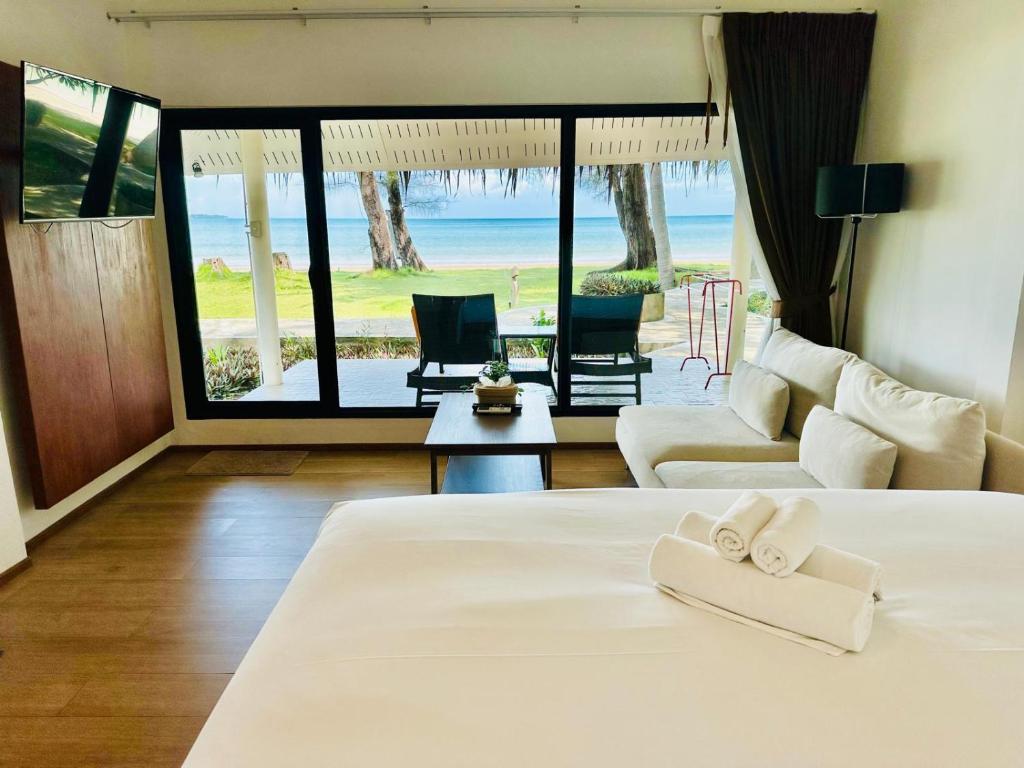 Ein Bett oder Betten in einem Zimmer der Unterkunft Twin Bay Resort Koh Lanta
