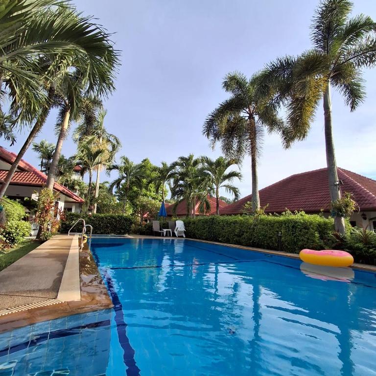 Bazén v ubytování D&K Smiley Phuket Resort nebo v jeho okolí
