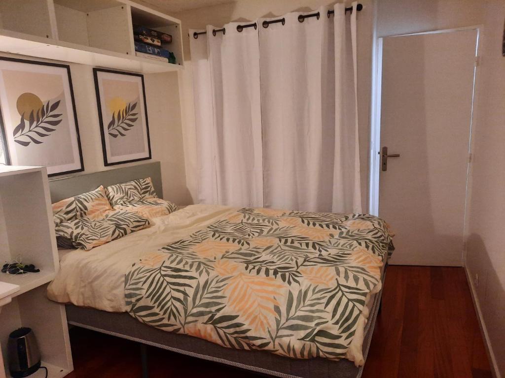 Ένα ή περισσότερα κρεβάτια σε δωμάτιο στο Aux arcades du lac