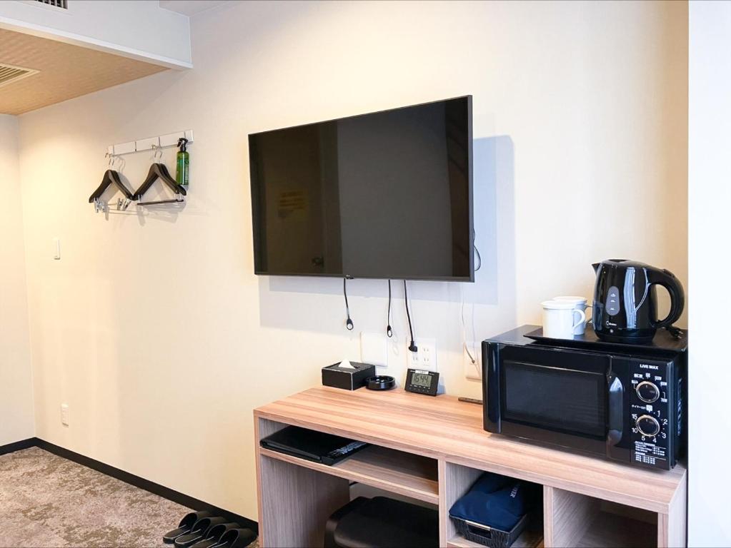 Kuchyň nebo kuchyňský kout v ubytování HOTEL LiVEMAX BUDGET Chofu-Ekimae
