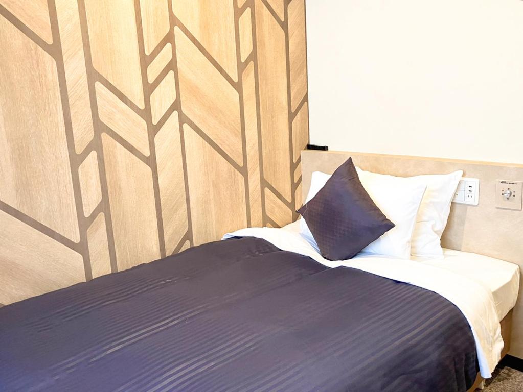 Postel nebo postele na pokoji v ubytování HOTEL LiVEMAX BUDGET Chofu-Ekimae