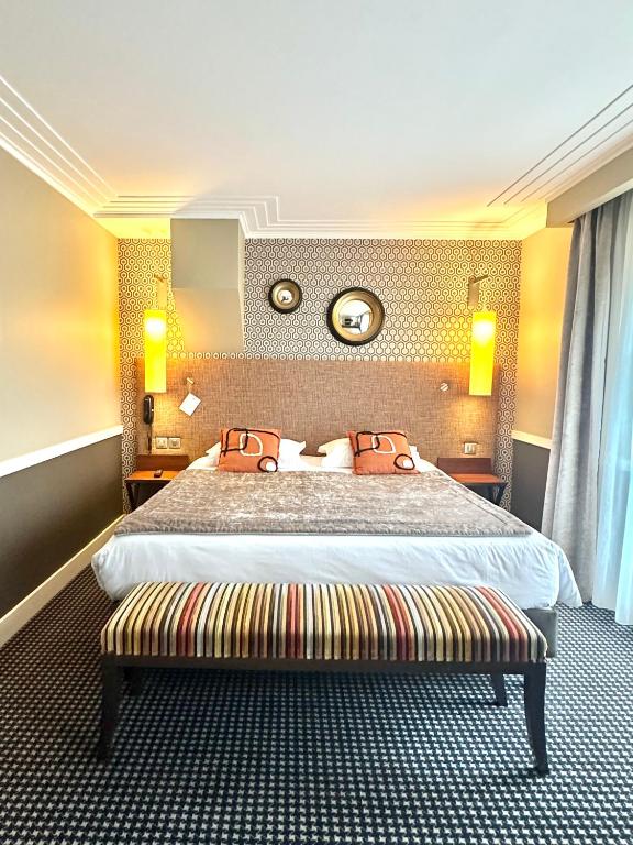 Una habitación de hotel con una cama con dos almohadas. en Maison Lia, en Châlons-en-Champagne