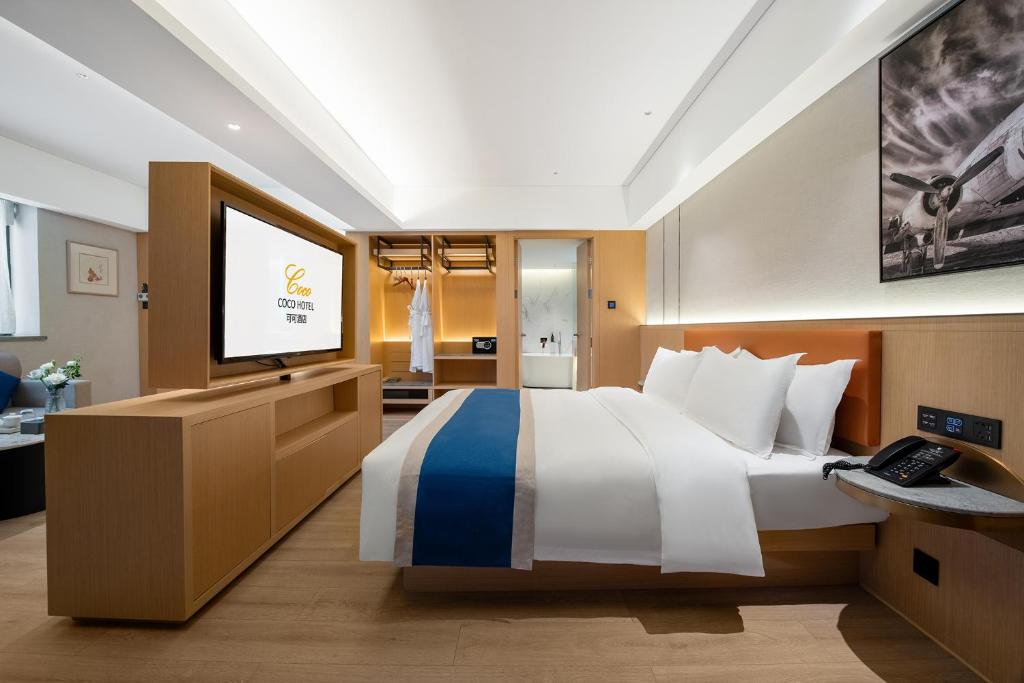 TV a/nebo společenská místnost v ubytování Guangzhou Baiyun Airport COCO Hotel