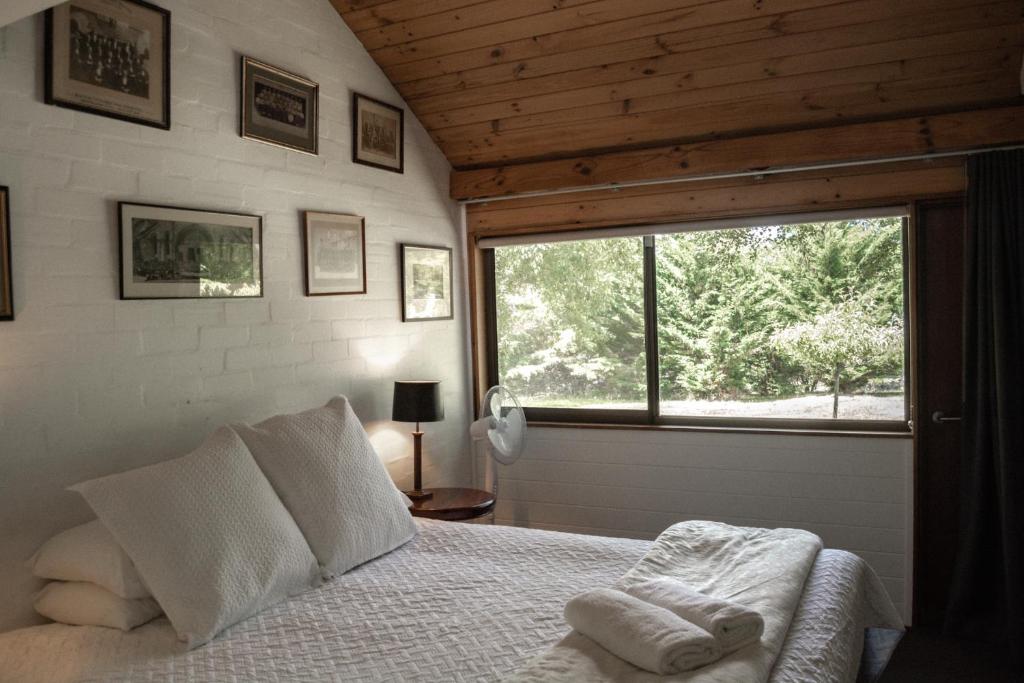 Postel nebo postele na pokoji v ubytování Crackenback Farm Guesthouse