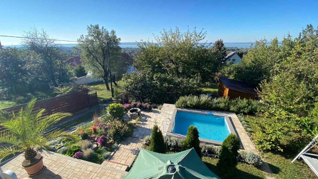 Piscina de la sau aproape de Holiday home in Vonyarcvashegy - Balaton 42697