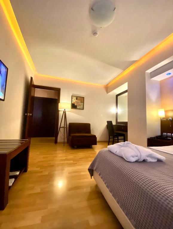 Postel nebo postele na pokoji v ubytování Flisvos Hotel Nafpaktos
