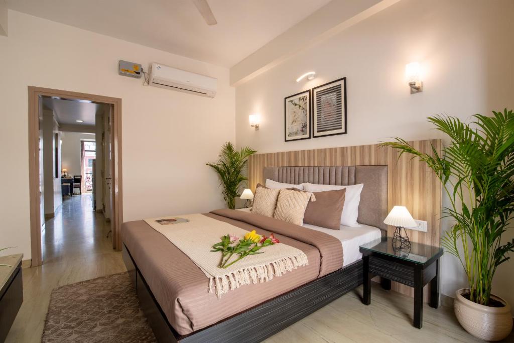 Postel nebo postele na pokoji v ubytování BedChambers Serviced Apartments, Sector 40