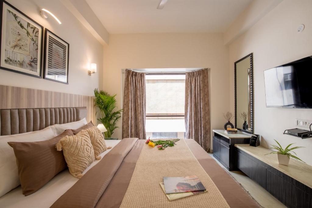 TV a/nebo společenská místnost v ubytování BedChambers Serviced Apartments, Sector 40