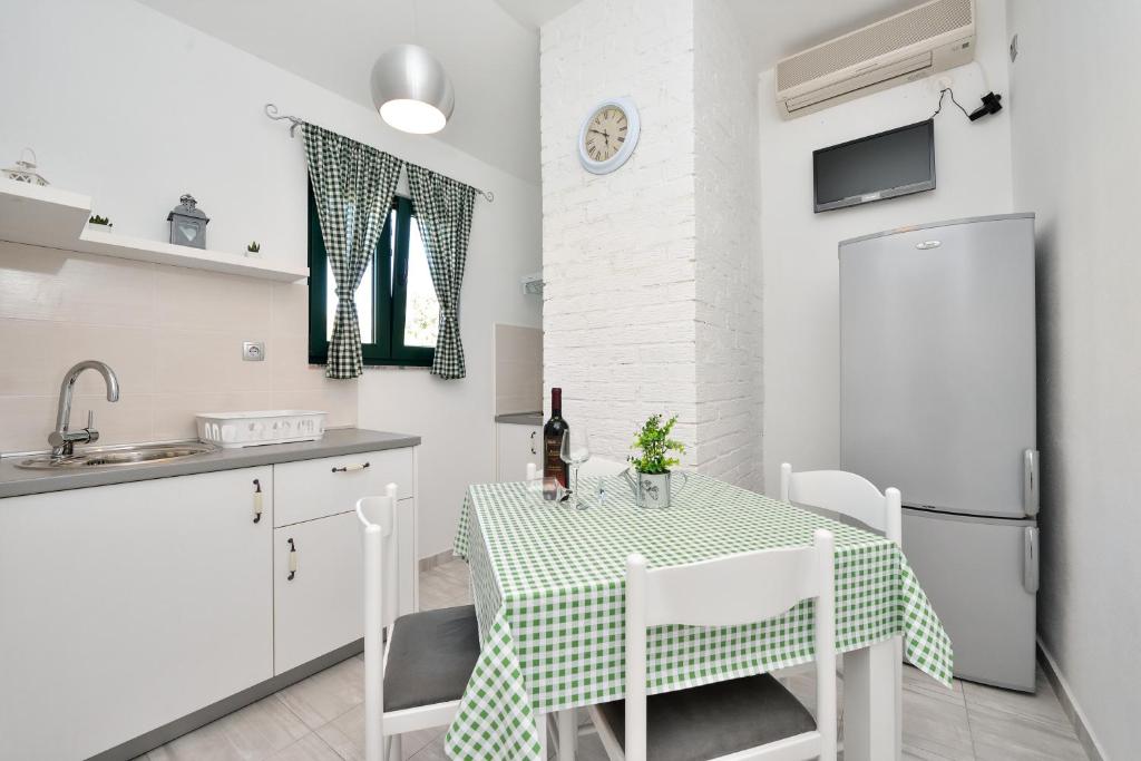 Kuchyňa alebo kuchynka v ubytovaní Holiday home Jakov