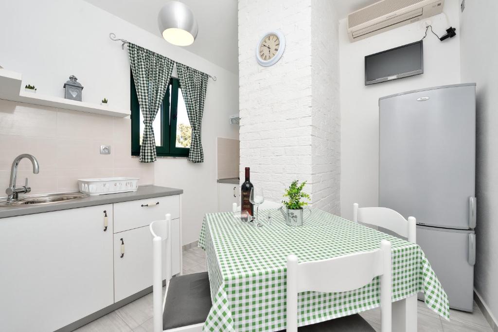 Kuchyňa alebo kuchynka v ubytovaní Holiday home Jakov