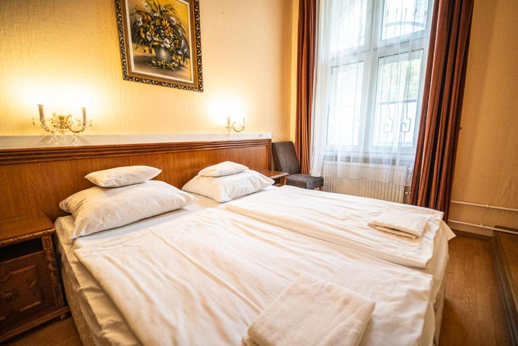 Postel nebo postele na pokoji v ubytování Tisza Hotel