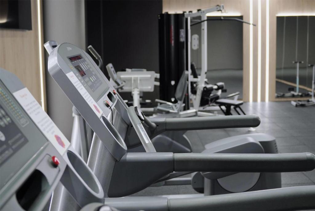 Fitness centrum a/nebo fitness zařízení v ubytování Ramada by Wyndham Oradea