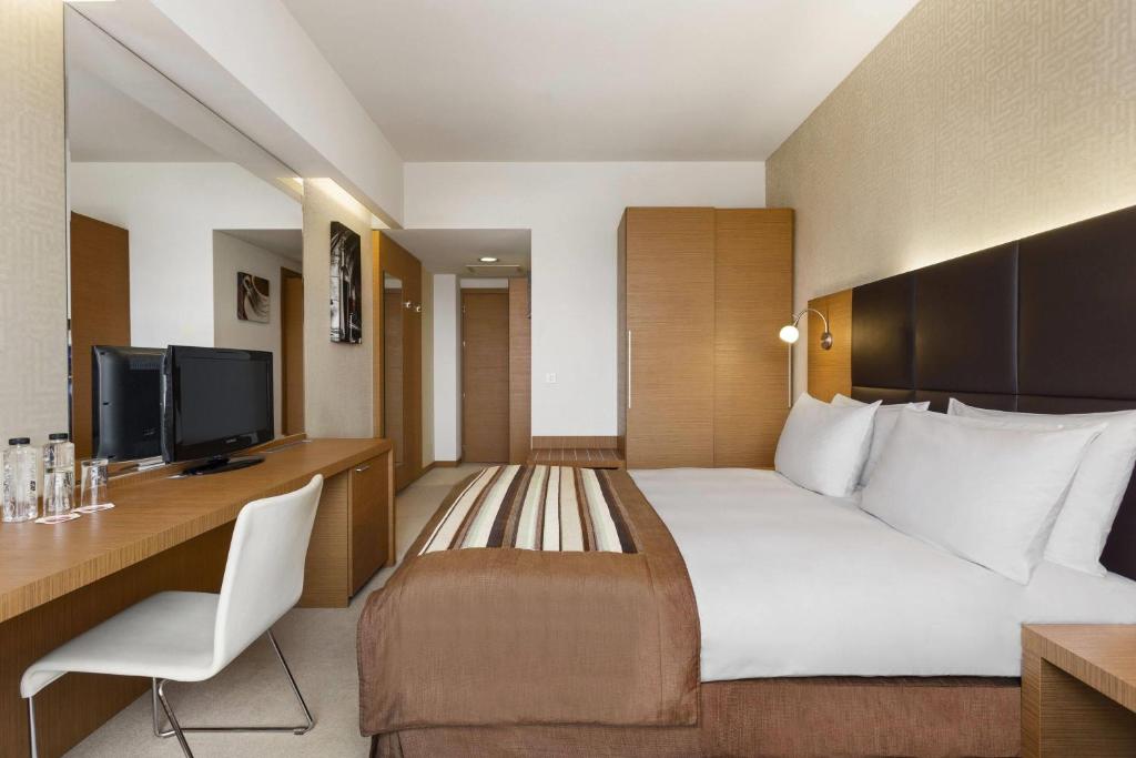 Postel nebo postele na pokoji v ubytování Ramada by Wyndham Oradea