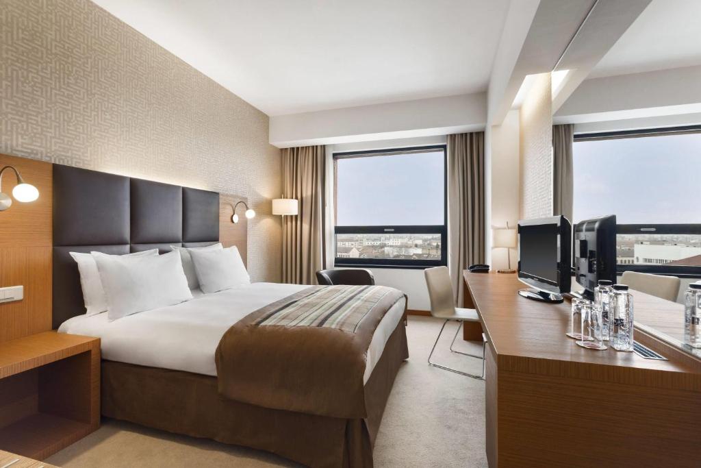 Postel nebo postele na pokoji v ubytování Ramada by Wyndham Oradea