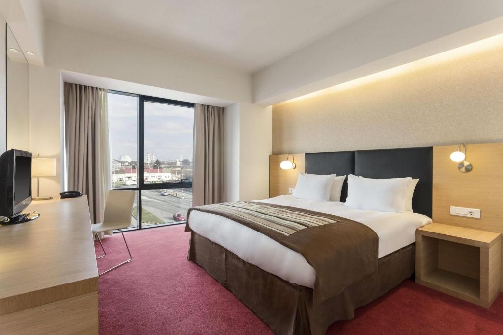 Postel nebo postele na pokoji v ubytování Ramada by Wyndham Oradea