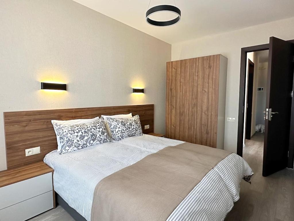 Voodi või voodid majutusasutuse Crystal Loft Block C Apartment with views toas